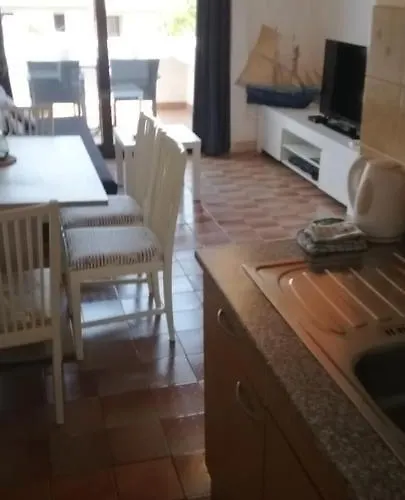 S Pogledom Na